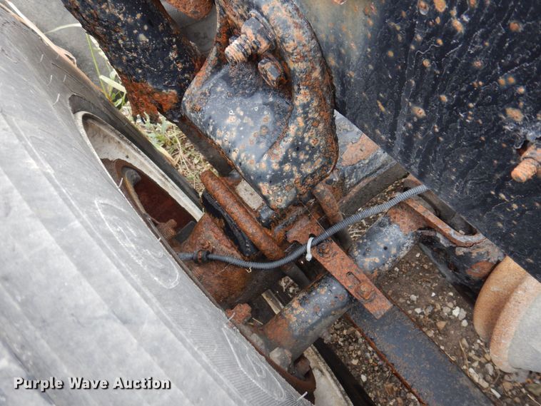 image for item MW9297 2000 Freightliner FLD112  semi truck