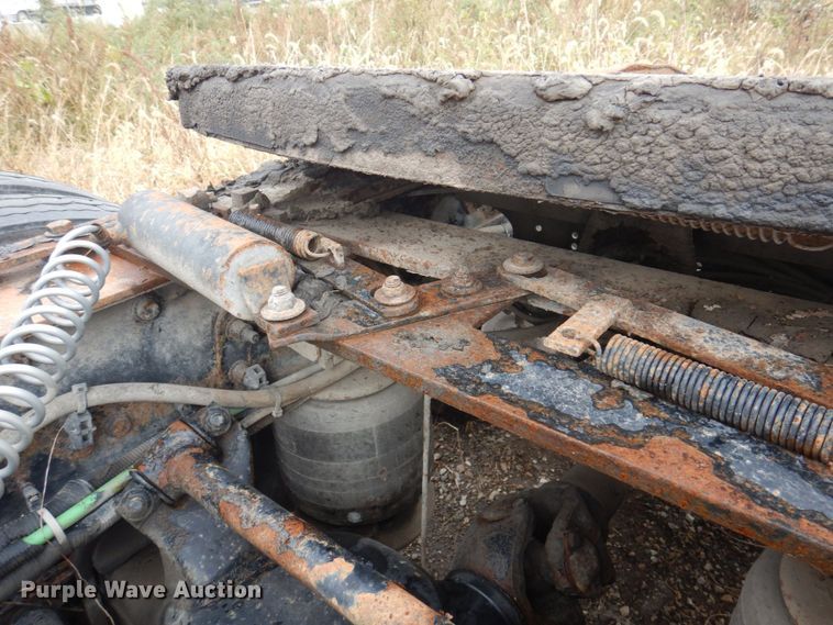 image for item MW9297 2000 Freightliner FLD112  semi truck