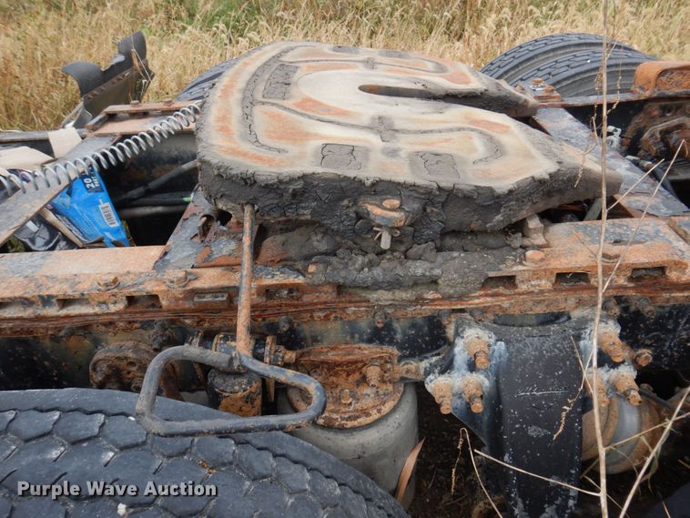 image for item MW9297 2000 Freightliner FLD112  semi truck