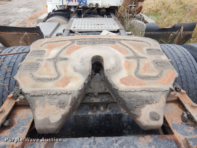 image for item MW9297 2000 Freightliner FLD112  semi truck