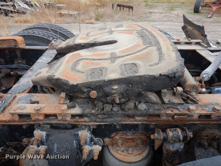 image for item MW9297 2000 Freightliner FLD112  semi truck