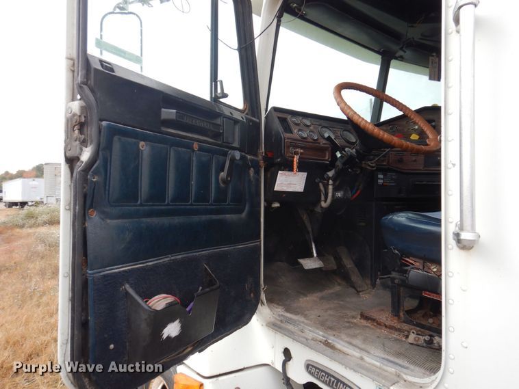 image for item MW9297 2000 Freightliner FLD112  semi truck