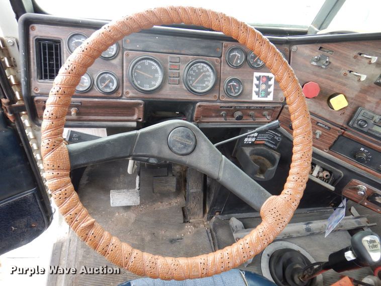 image for item MW9297 2000 Freightliner FLD112  semi truck