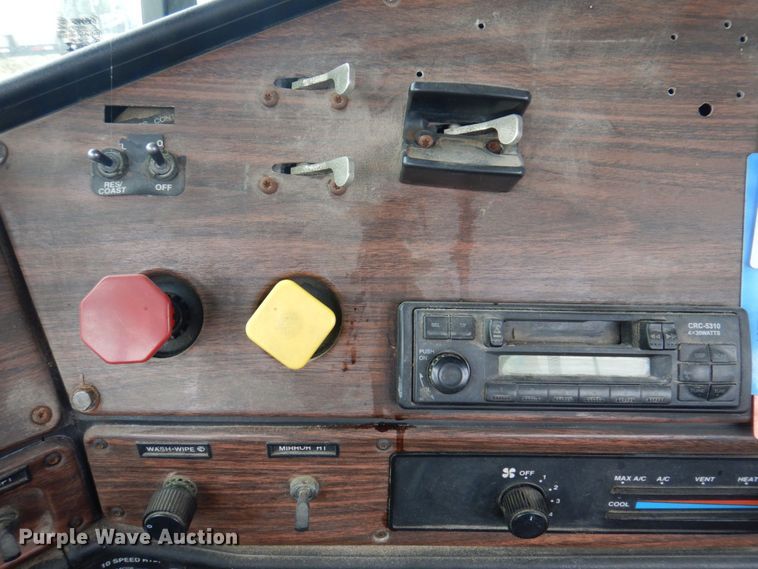 image for item MW9297 2000 Freightliner FLD112  semi truck