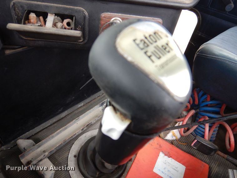 image for item MW9297 2000 Freightliner FLD112  semi truck