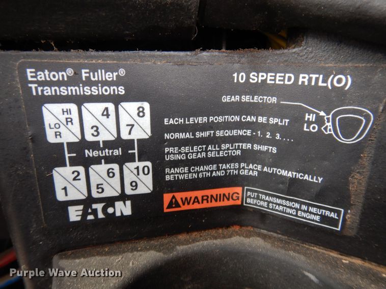 image for item MW9297 2000 Freightliner FLD112  semi truck