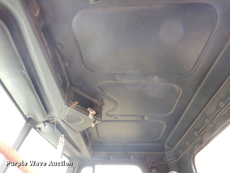 image for item MW9297 2000 Freightliner FLD112  semi truck