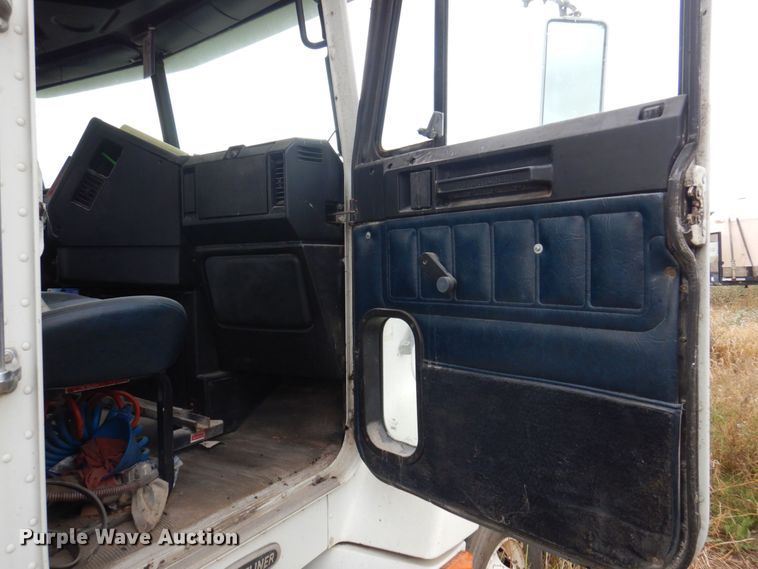 image for item MW9297 2000 Freightliner FLD112  semi truck