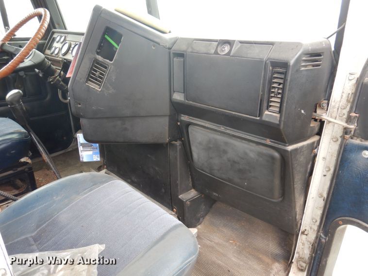 image for item MW9297 2000 Freightliner FLD112  semi truck