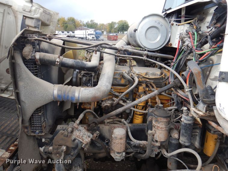 image for item MW9297 2000 Freightliner FLD112  semi truck