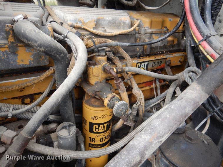 image for item MW9297 2000 Freightliner FLD112  semi truck