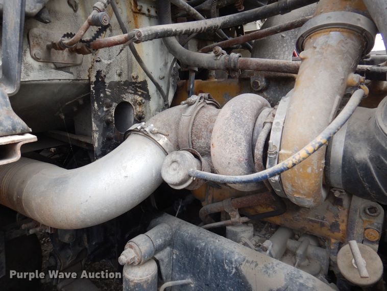 image for item MW9297 2000 Freightliner FLD112  semi truck