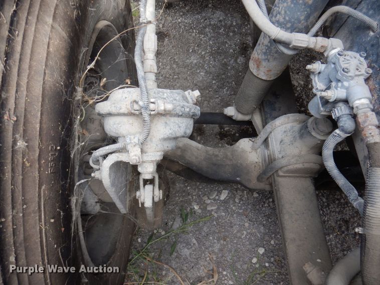 image for item MW9297 2000 Freightliner FLD112  semi truck