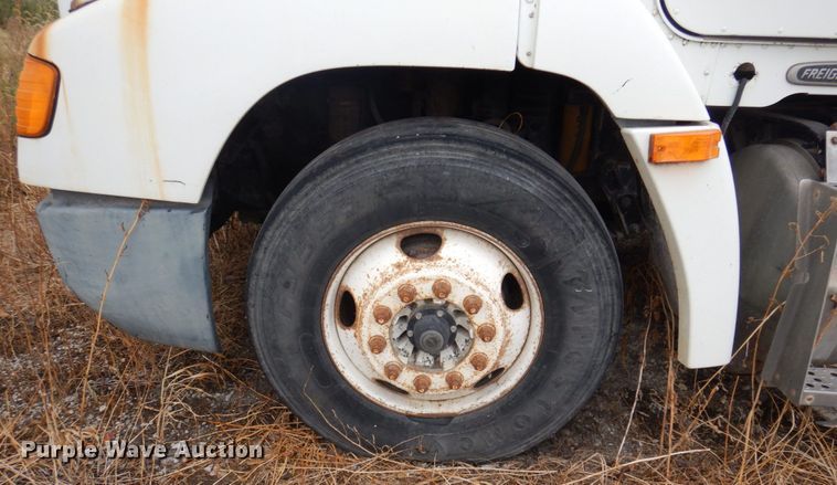 image for item MW9297 2000 Freightliner FLD112  semi truck