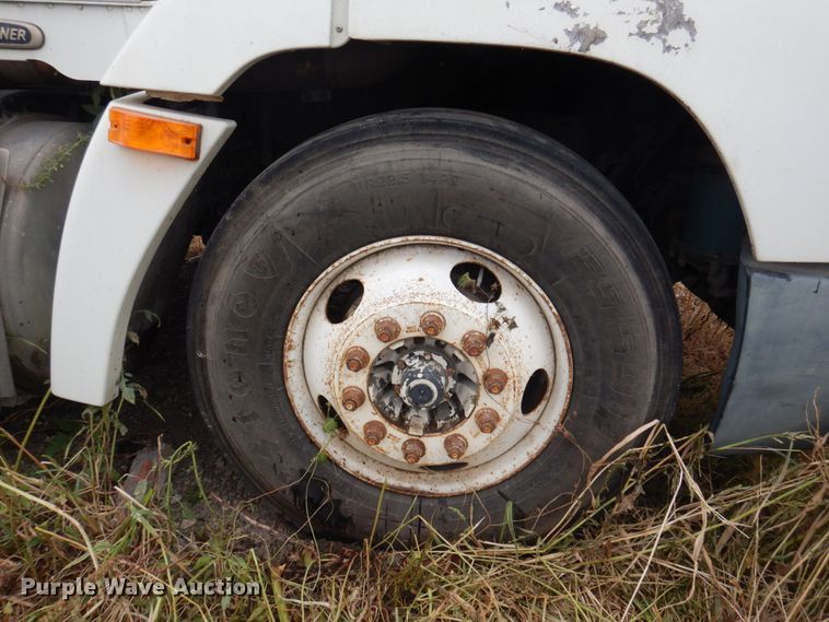 image for item MW9297 2000 Freightliner FLD112  semi truck