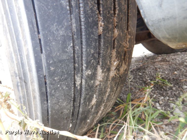 image for item MW9297 2000 Freightliner FLD112  semi truck