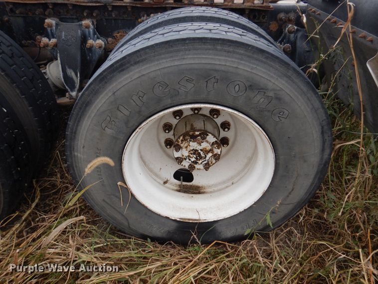 image for item MW9297 2000 Freightliner FLD112  semi truck