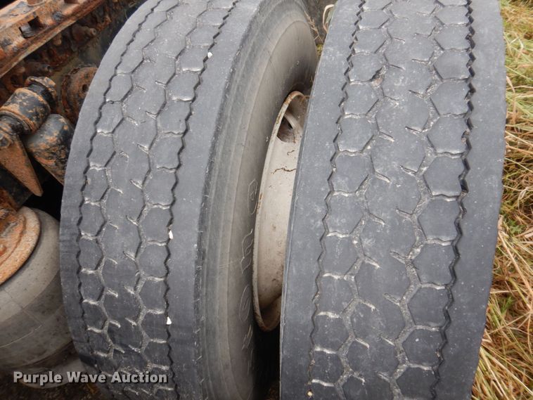 image for item MW9297 2000 Freightliner FLD112  semi truck