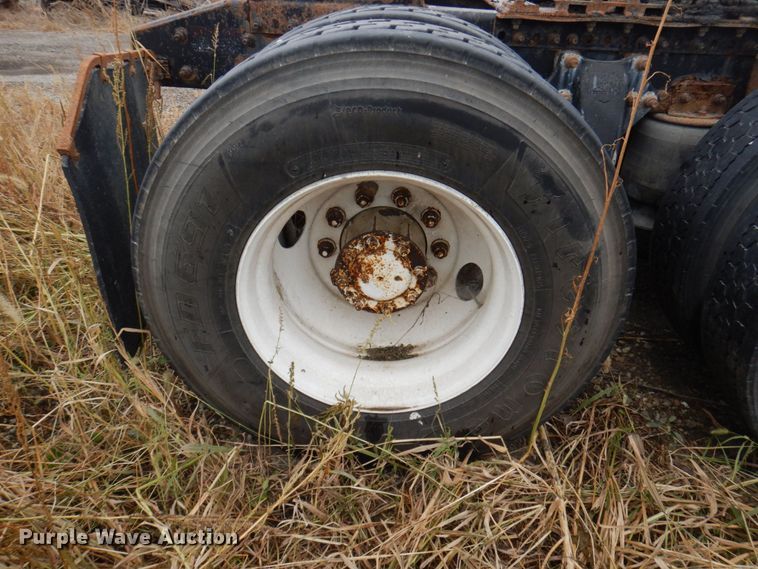 image for item MW9297 2000 Freightliner FLD112  semi truck