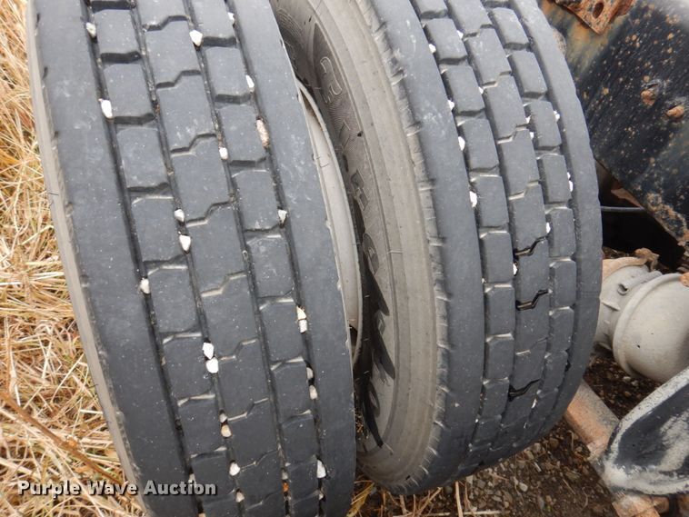 image for item MW9297 2000 Freightliner FLD112  semi truck