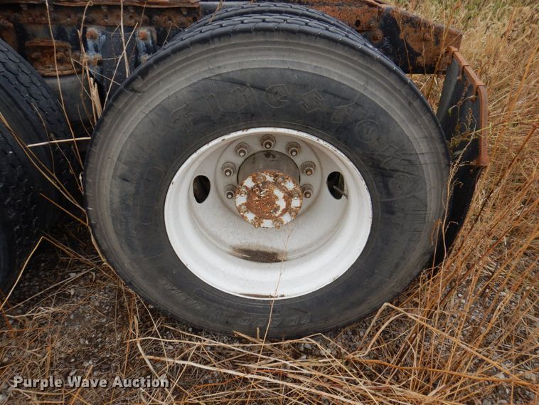 image for item MW9297 2000 Freightliner FLD112  semi truck