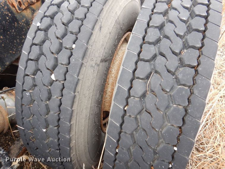 image for item MW9297 2000 Freightliner FLD112  semi truck