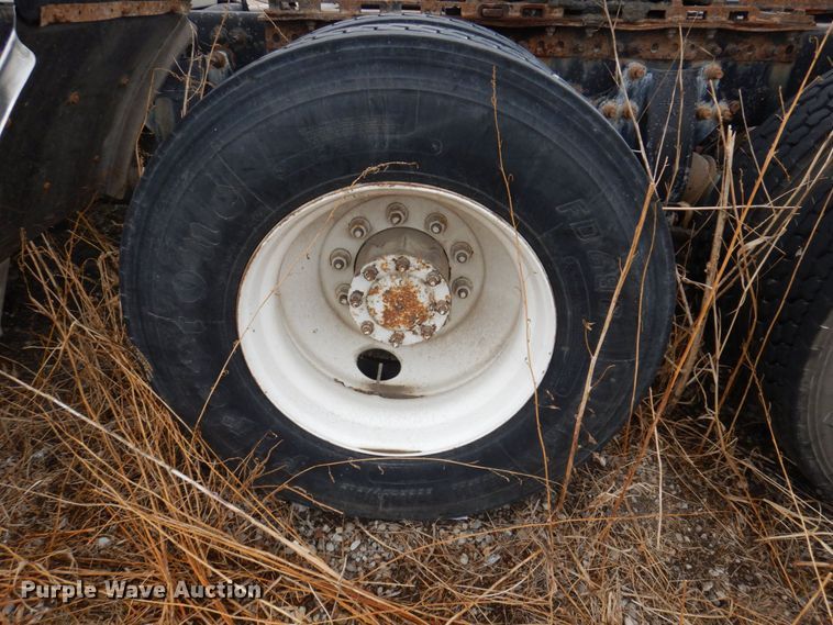 image for item MW9297 2000 Freightliner FLD112  semi truck