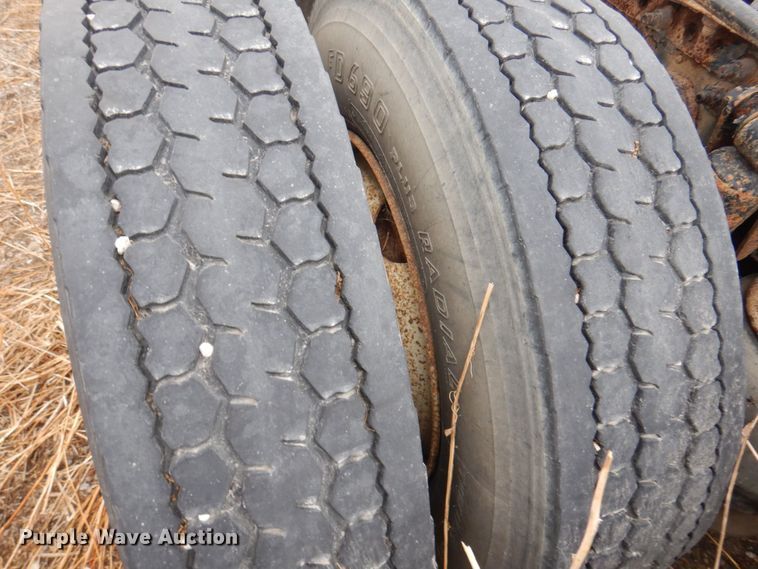 image for item MW9297 2000 Freightliner FLD112  semi truck