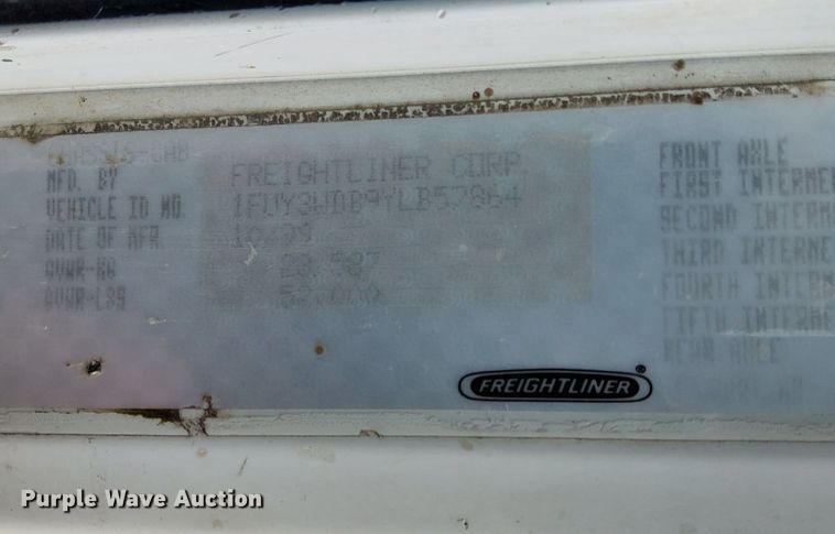 image for item MW9297 2000 Freightliner FLD112  semi truck