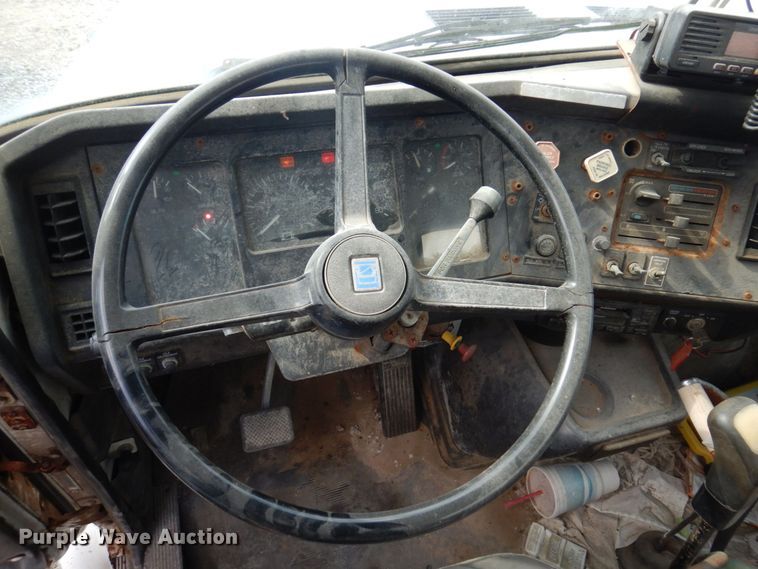 image for item MW9304 1995 White GMC WG  fertilizer delivery truck