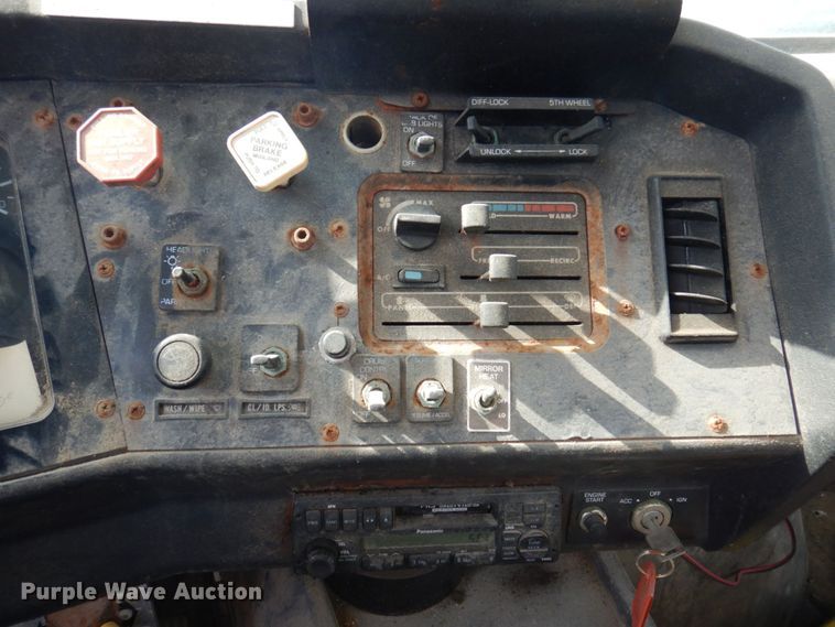 image for item MW9304 1995 White GMC WG  fertilizer delivery truck