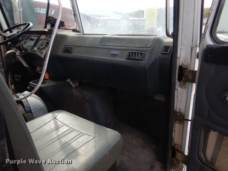 image for item MW9304 1995 White GMC WG  fertilizer delivery truck