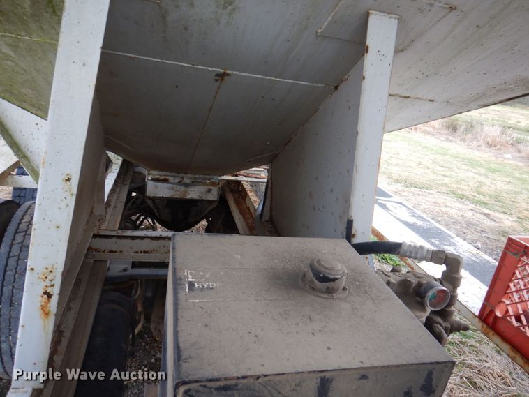 image for item MW9304 1995 White GMC WG  fertilizer delivery truck