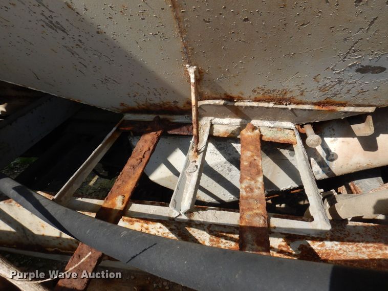 image for item MW9304 1995 White GMC WG  fertilizer delivery truck