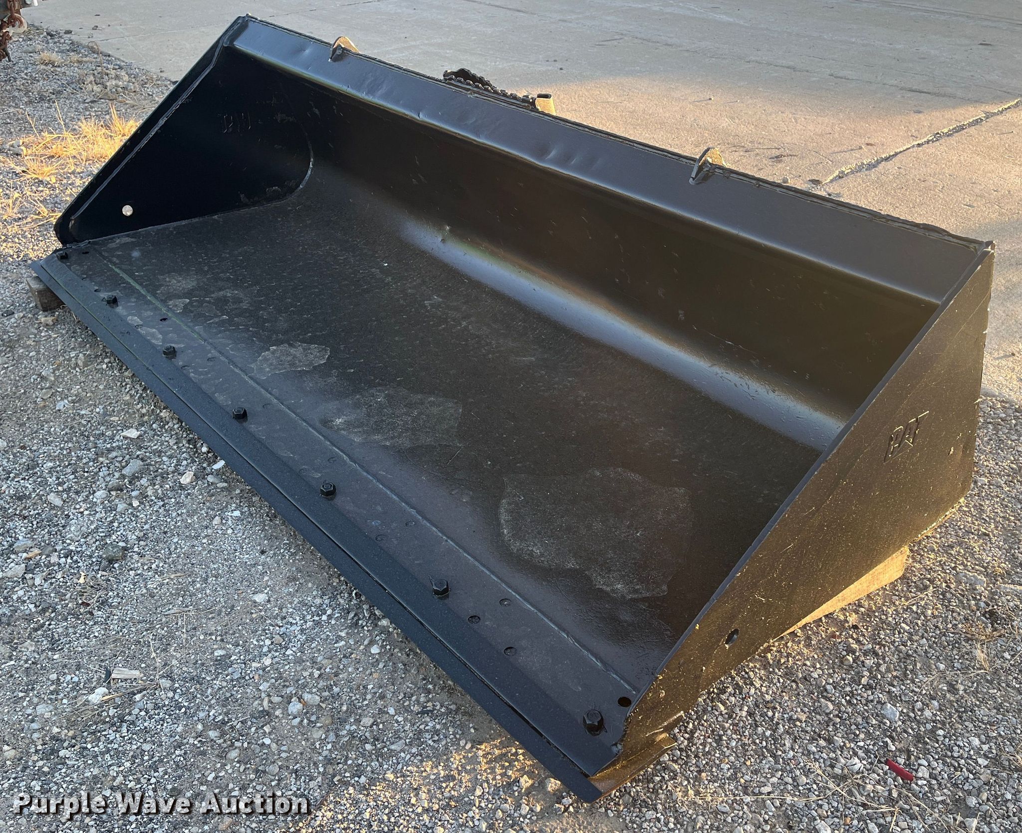 Caterpillar skid steer bucket in Saint Joseph, MO Item DR7284 sold