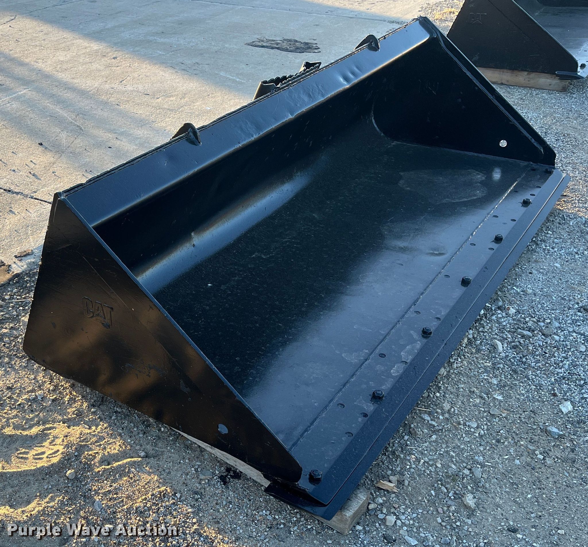 Caterpillar skid steer bucket in Saint Joseph, MO Item DR7284 sold