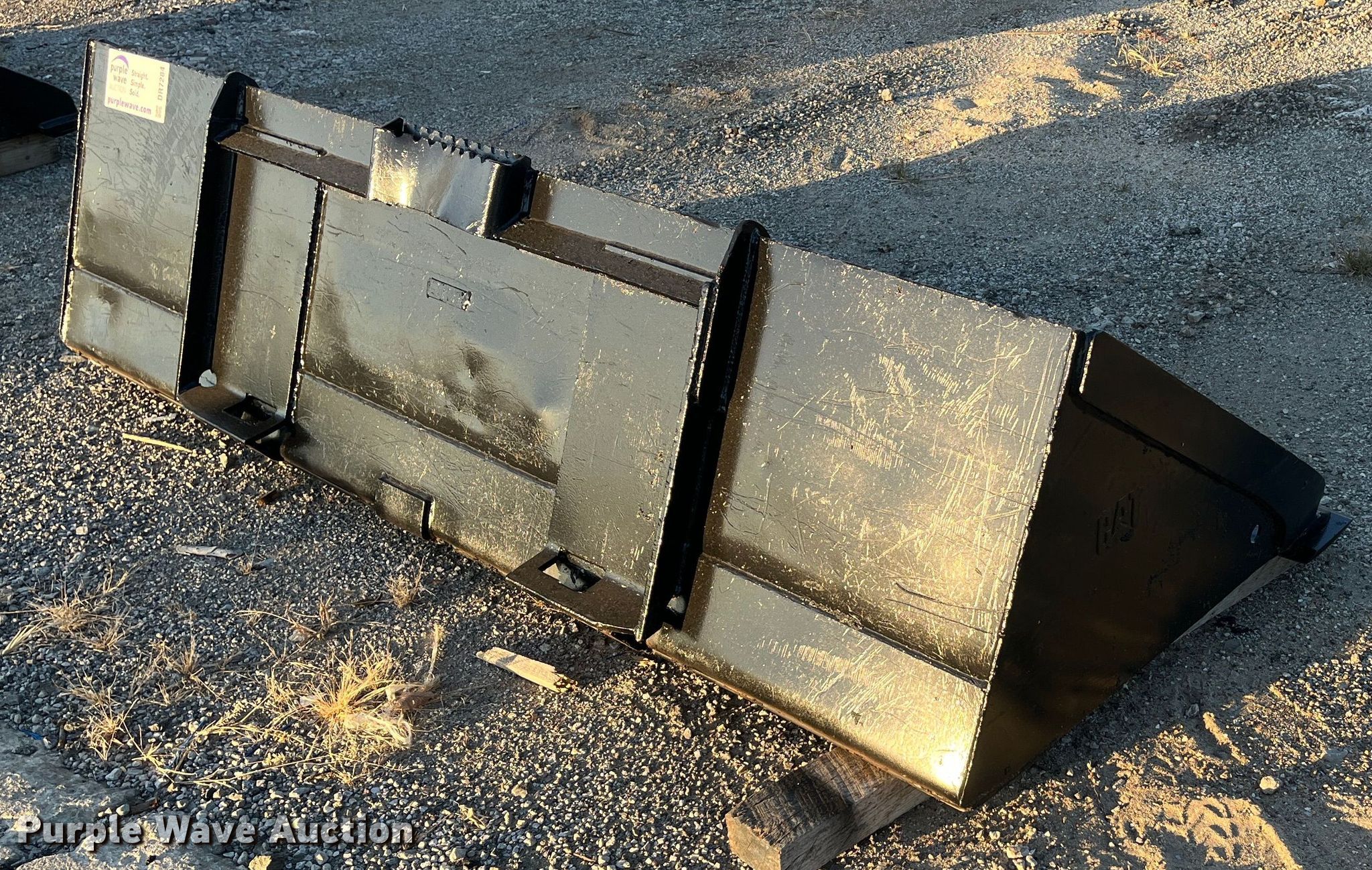 Caterpillar skid steer bucket in Saint Joseph, MO Item DR7284 sold