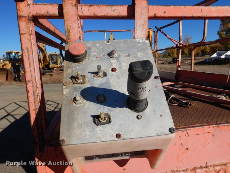 image for item DF8173 1997 JLG 33RTS  scissor lift
