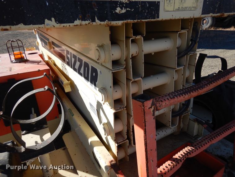 image for item DF8173 1997 JLG 33RTS  scissor lift