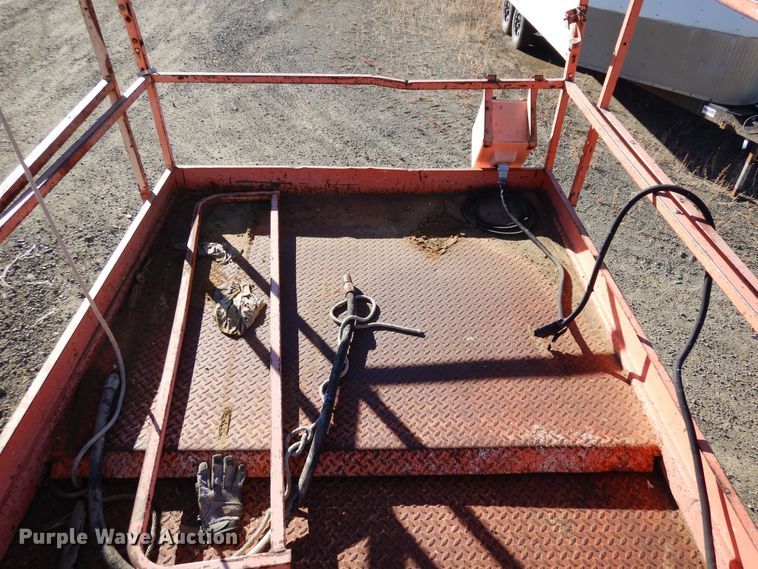 image for item DF8173 1997 JLG 33RTS  scissor lift