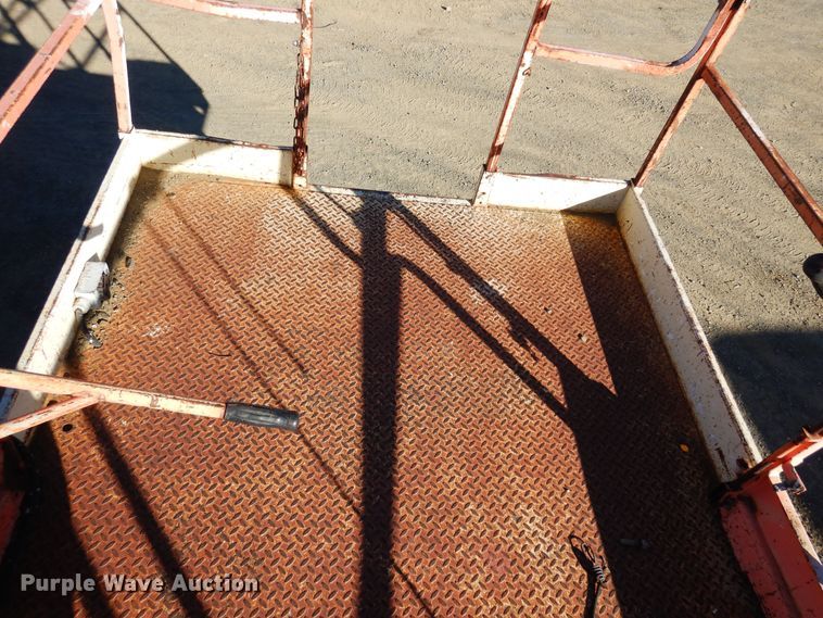 image for item DF8173 1997 JLG 33RTS  scissor lift