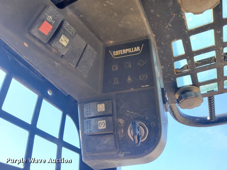 image for item DN6898 2004 Caterpillar 226B  skid steer loader