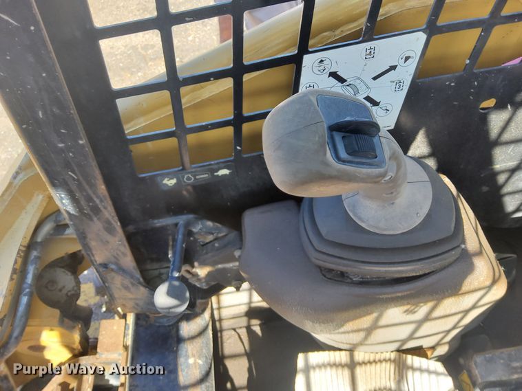 image for item DN6898 2004 Caterpillar 226B  skid steer loader