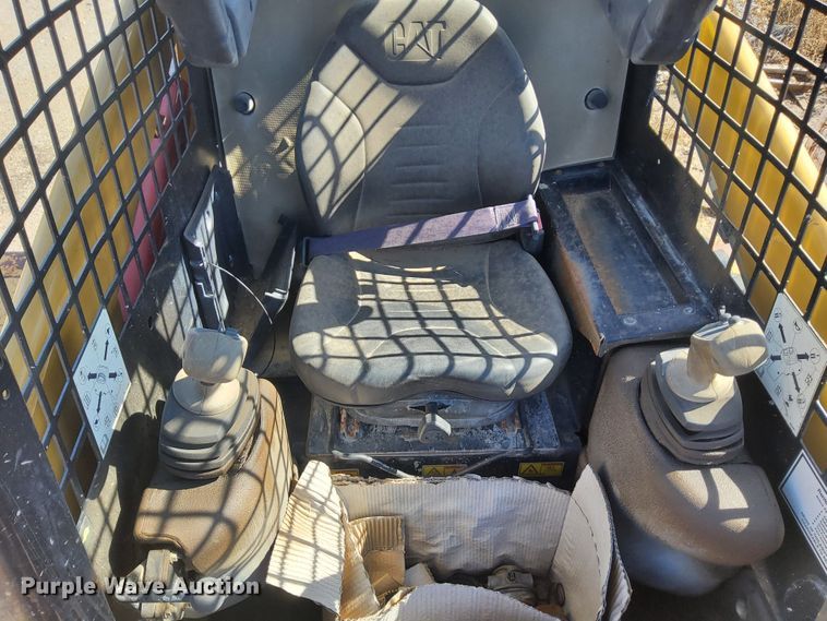 image for item DN6898 2004 Caterpillar 226B  skid steer loader