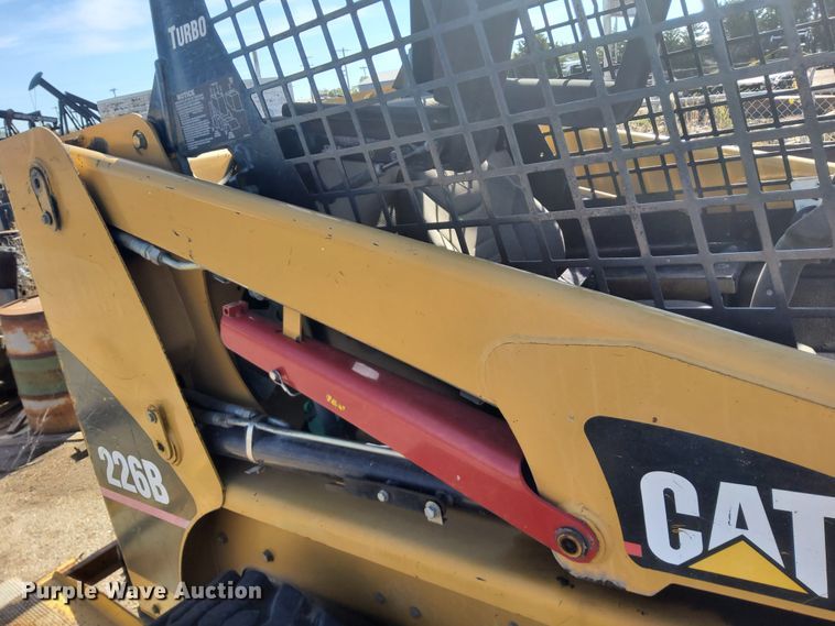 image for item DN6898 2004 Caterpillar 226B  skid steer loader