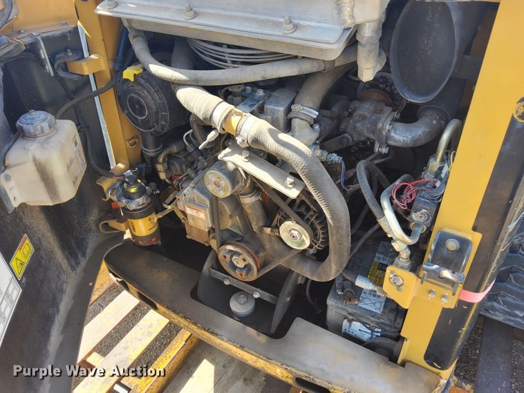 image for item DN6898 2004 Caterpillar 226B  skid steer loader