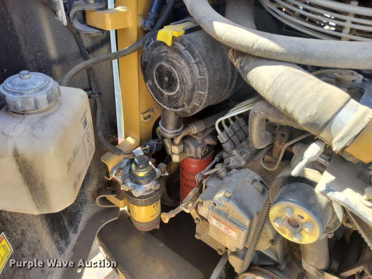 image for item DN6898 2004 Caterpillar 226B  skid steer loader