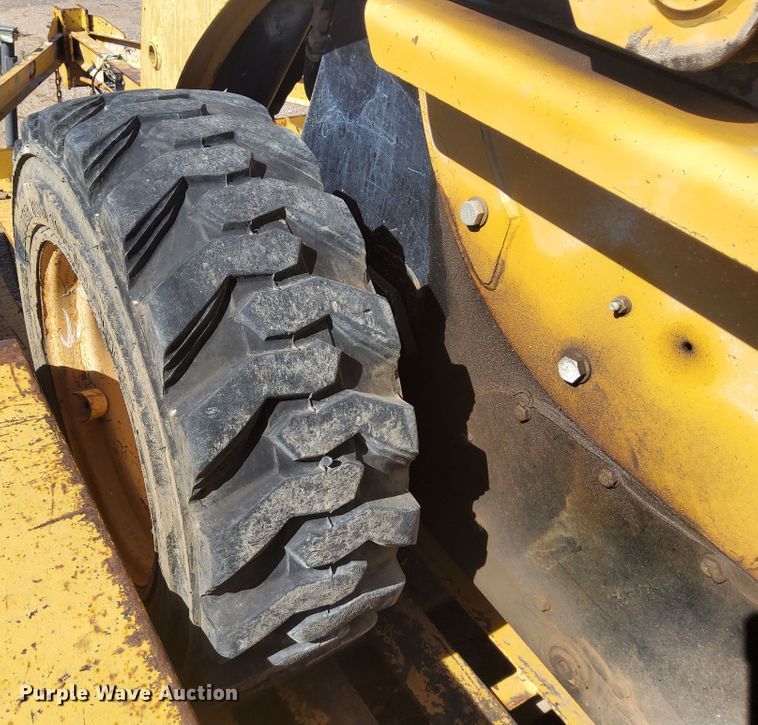 image for item DN6898 2004 Caterpillar 226B  skid steer loader