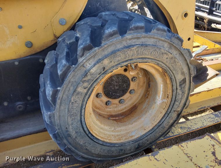 image for item DN6898 2004 Caterpillar 226B  skid steer loader