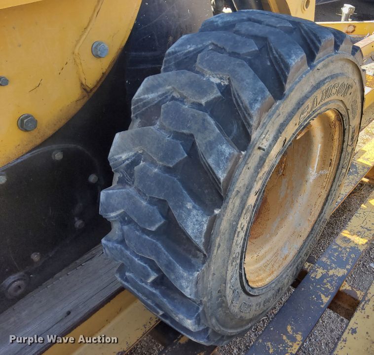 image for item DN6898 2004 Caterpillar 226B  skid steer loader